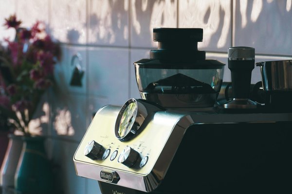 Quels sont les avantages d'un autocuiseur avec programmes multiples pour des plats variés?